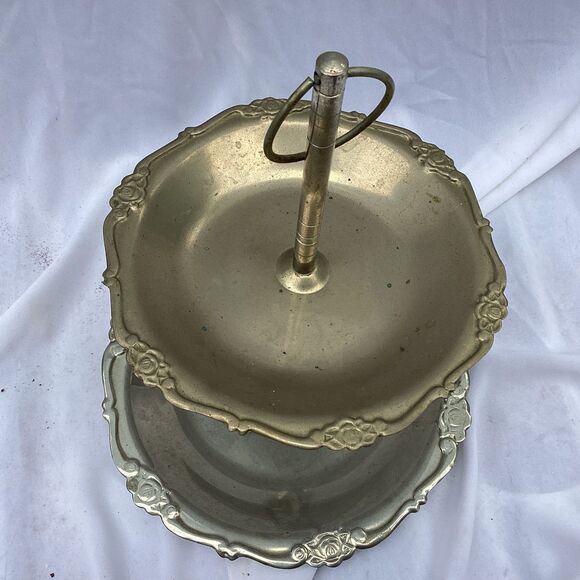 1639	 	2 tiers Cake Stand Silver plated w/ handle to carry on. - Picture 2 of 5